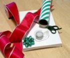 dekoratif ve şerit makas ile Noel hediyeleri
